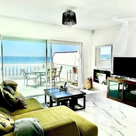 Beachfront With Pleasant Views Of The Sea And The Historic Lighthouse. Apartment
